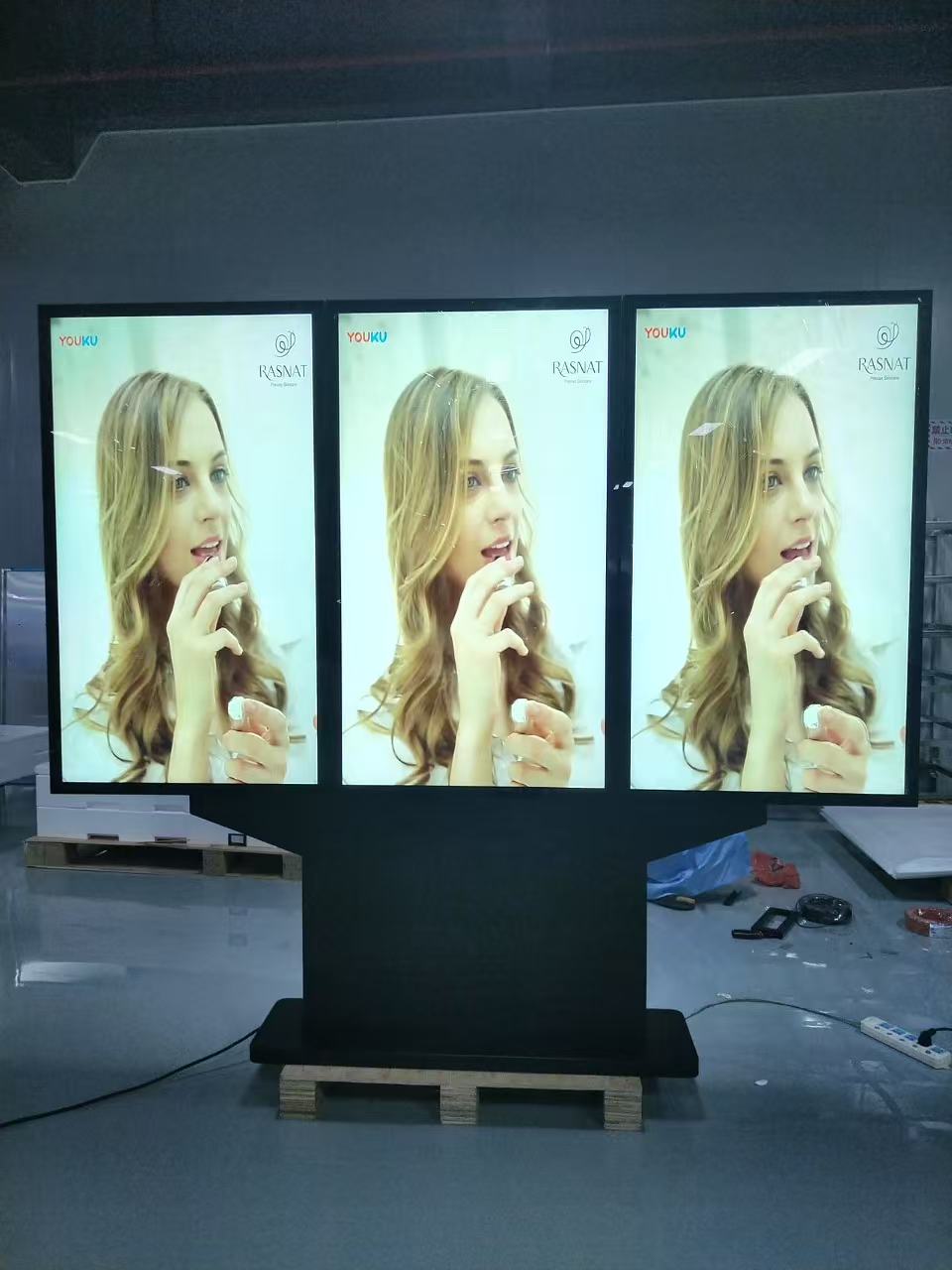 4K 49 55 65 75 Inch Triple Screen Açıq Ticarət Reklam Video Player IP66 Suya davamlı