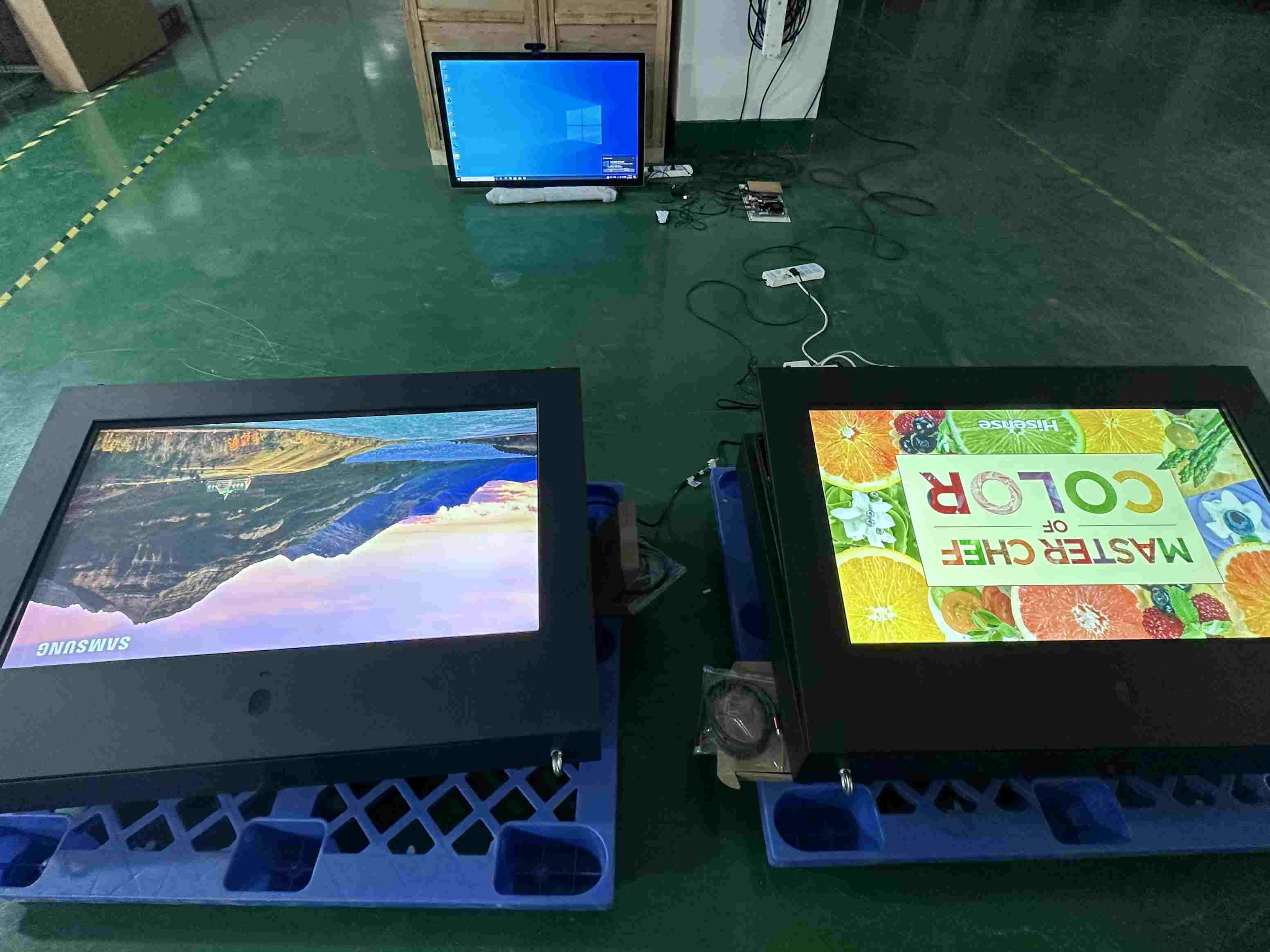 Çöldə 43 divar quraşdırılmış 2500nits köşk 4k monitor